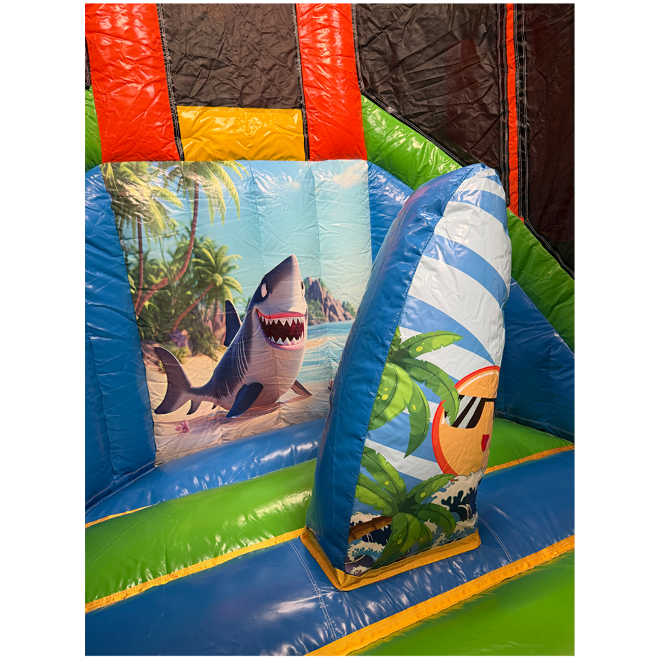 Château gonflable Twist N Slide sur le thème du requin